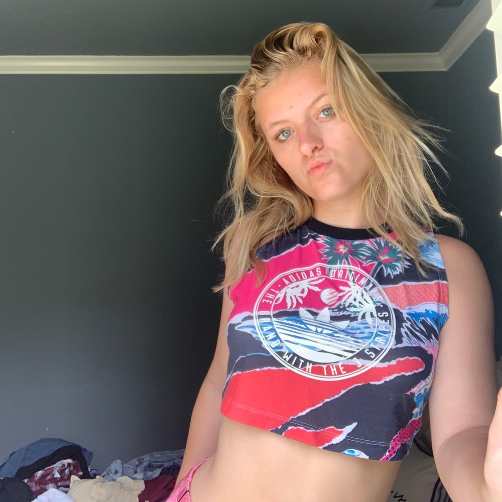 Patterned Adidas crop top - Picture 2 of 3